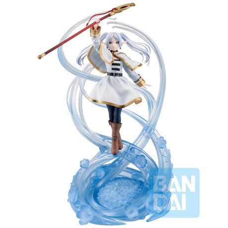 Figurine Frieren: Beyond Journey’s End Ichibansho par Bandai, représentant Frieren en tenue blanche et dorée avec son bâton, flottant sur un socle bleu translucide magique.