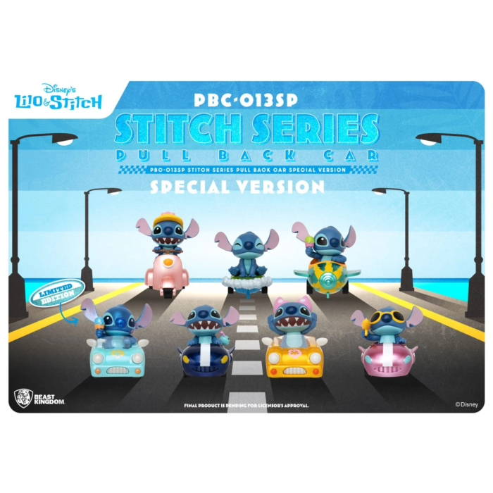 Stitch Series Pull Back Car Special Version, mettant en scène plusieurs figurines de Stitch sur des petites voitures colorées, avec un fond de route en bord de mer.