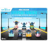 Stitch Series Pull Back Car Special Version, mettant en scène plusieurs figurines de Stitch sur des petites voitures colorées, avec un fond de route en bord de mer.
