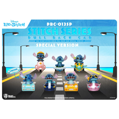 Stitch Series Pull Back Car Special Version, mettant en scène plusieurs figurines de Stitch sur des petites voitures colorées, avec un fond de route en bord de mer.