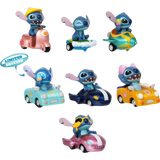 Stitch Series Pull Back Car Special Version, mettant en scène plusieurs figurines de Stitch sur des petites voitures colorées, avec un fond de route en bord de mer.