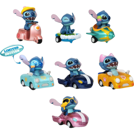 Stitch Series Pull Back Car Special Version, mettant en scène plusieurs figurines de Stitch sur des petites voitures colorées, avec un fond de route en bord de mer.