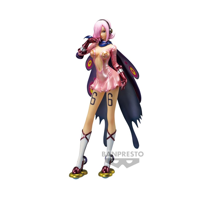 Figurine Banpresto One Piece Glitter & Glamours Vinsmoke Reiju en tenue rose Germa 66 avec cape noire sur fond blanc.