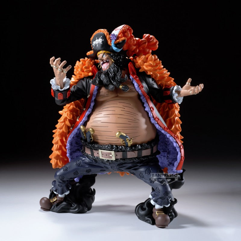 Figurine One Piece Grandista Marshall D. Teach par Banpresto, représentant Barbe Noire avec chapeau de pirate, manteau orange, barbe noire et bras ouverts en pose menaçante.