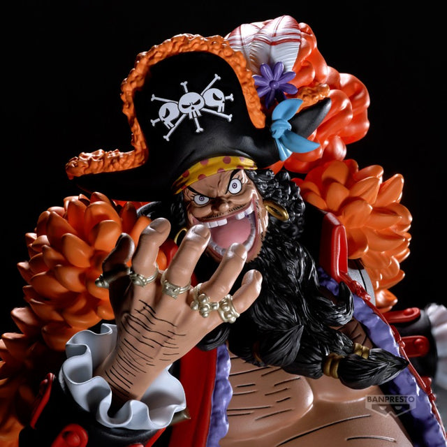 Figurine One Piece Grandista Marshall D. Teach par Banpresto, représentant Barbe Noire avec chapeau de pirate, manteau orange, barbe noire et bras ouverts en pose menaçante.
