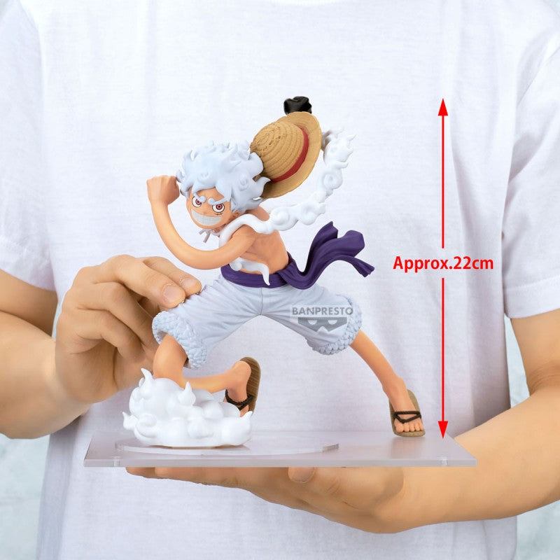 Figurine One Piece Grandista Monkey D. Luffy Gear 5 par Banpresto, représentant Luffy en pleine course avec cheveux blancs, chapeau de paille et effets de nuage blanc.