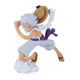 Figurine One Piece Grandista Monkey D. Luffy Gear 5 par Banpresto, représentant Luffy en pleine course avec cheveux blancs, chapeau de paille et effets de nuage blanc.