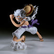 Figurine One Piece Grandista Monkey D. Luffy Gear 5 par Banpresto, représentant Luffy en pleine course avec cheveux blancs, chapeau de paille et effets de nuage blanc.