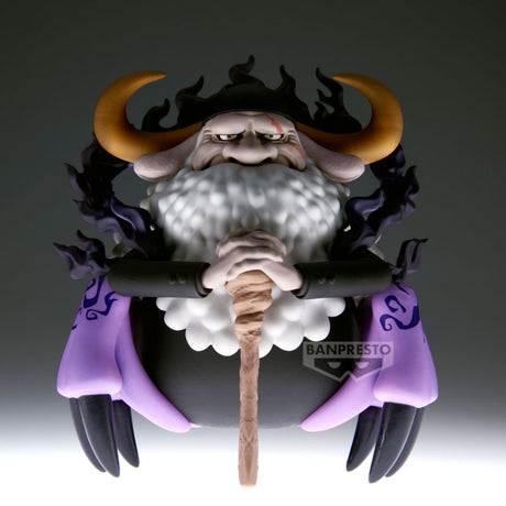 Figurine One Piece Mega World Collectable Figure Saint Jaygarcia Saturn par Banpresto avec cornes, barbe blanche et canne sur fond rouge.