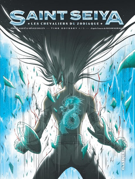 manga Saint Seiya Time Odyssey Tome 4 montrant le Chevalier du Dragon de dos, entouré d’éclats d’armure et d’énergie bleue.