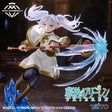 Figurine Frieren: Beyond Journey’s End Artist Masterpiece+ par Taito, représentant Frieren en mouvement avec bâton, effets magiques bleus translucides et socle cristal.