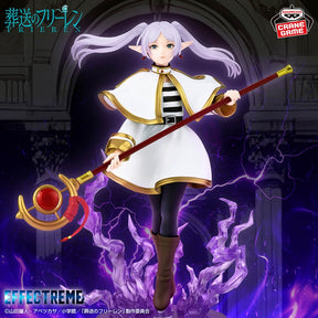 Figurine Frieren: Beyond Journey’s End Effectreme Frieren par Banpresto, représentant Frieren avec bâton, tenue blanche et dorée, cheveux argentés et effets magiques violets.