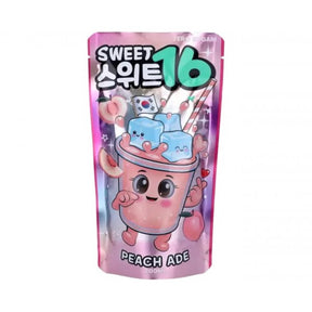 Pochette de boisson Sweet 16 Peach Ade 200 ml sans sucre, avec illustration colorée de pêche et glaçons.