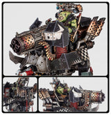 Figurine Warhammer 40,000 Orks Mékadakka de Gros Mek, véhicule de guerre ork surarmé avec blindage, canons et pilote Gros Mek sur socle décoré.