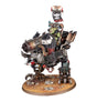 Figurine Warhammer 40,000 Orks Mékadakka de Gros Mek, véhicule de guerre ork surarmé avec blindage, canons et pilote Gros Mek sur socle décoré.