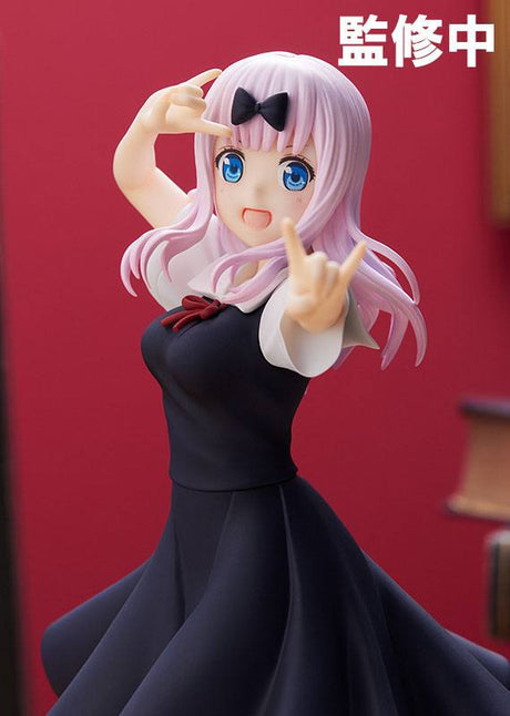 Figurine Pop Up Parade Chika Fujiwara en uniforme scolaire noir, dans une pose dynamique et joyeuse, inspirée de Kaguya-sama: Love is War.
