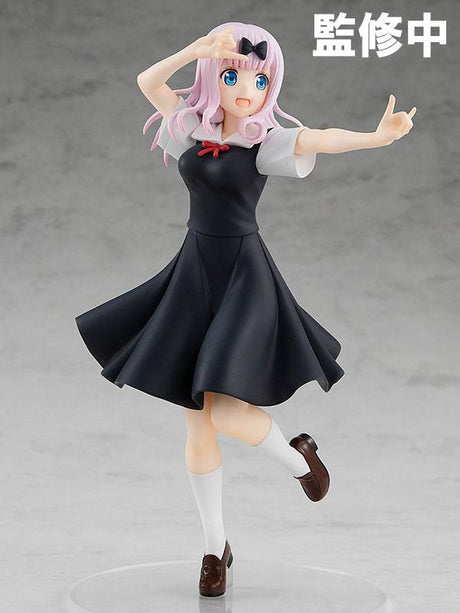 Figurine Pop Up Parade Chika Fujiwara en uniforme scolaire noir, dans une pose dynamique et joyeuse, inspirée de Kaguya-sama: Love is War.