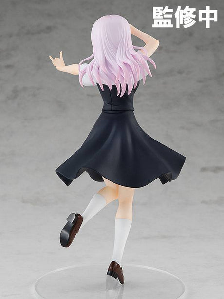 Figurine Pop Up Parade Chika Fujiwara en uniforme scolaire noir, dans une pose dynamique et joyeuse, inspirée de Kaguya-sama: Love is War.