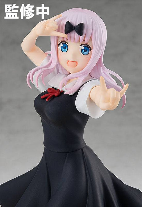 Figurine Pop Up Parade Chika Fujiwara en uniforme scolaire noir, dans une pose dynamique et joyeuse, inspirée de Kaguya-sama: Love is War.