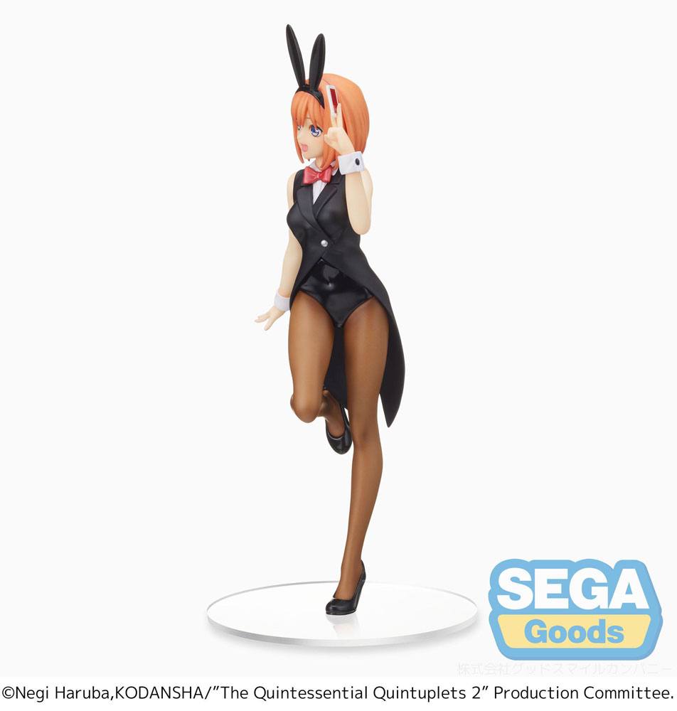 Figurine SPM de Yotsuba Nakano – Dealer Ver. avec un costume de croupière noir, un nœud papillon rouge et des oreilles de lapin, tenant un as de trèfle.