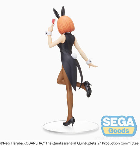Figurine SPM de Yotsuba Nakano – Dealer Ver. avec un costume de croupière noir, un nœud papillon rouge et des oreilles de lapin, tenant un as de trèfle.