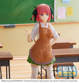 Figurine SPM de Nino Nakano dans une salle de classe, portant un tablier marron sur son uniforme scolaire, inspirée de The Quintessential Quintuplets The Movie.