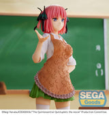 Figurine SPM de Nino Nakano dans une salle de classe, portant un tablier marron sur son uniforme scolaire, inspirée de The Quintessential Quintuplets The Movie.