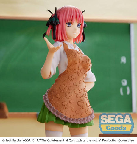 Figurine SPM de Nino Nakano dans une salle de classe, portant un tablier marron sur son uniforme scolaire, inspirée de The Quintessential Quintuplets The Movie.